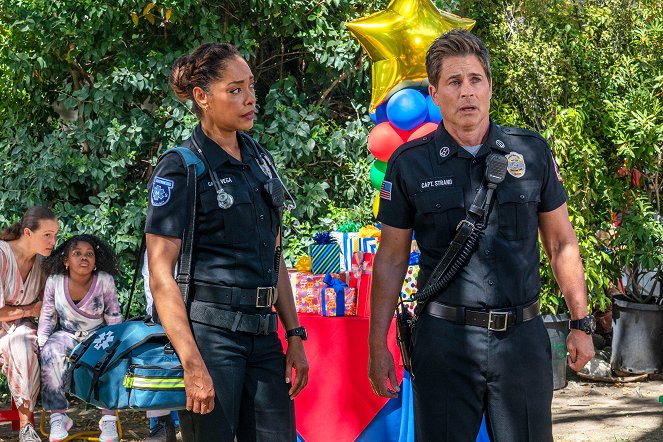 9-1-1: Lone Star - Down to Clown - Photos - Gina Torres, Rob Lowe