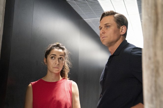 Made for Love - Season 2 - I Have a Rotting Finger - Photos - Cristin Milioti, Billy Magnussen