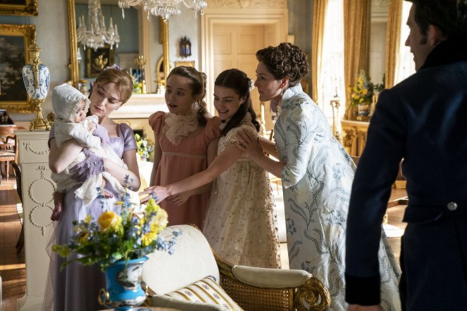 Bridgerton - Season 2 - Photos - Phoebe Dynevor, Ruby Stokes, Florence Hunt, Ruth Gemmell