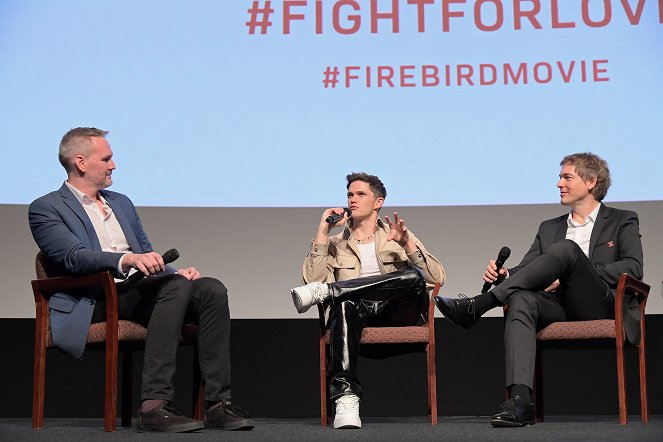 Tulilind - De eventos - "Firebird" Los Angeles premiere at DGA Theater Complex on April 26, 2022 in Los Angeles, California