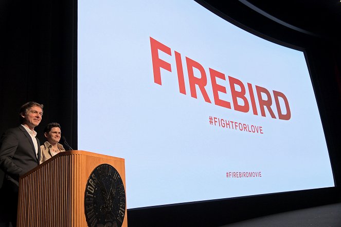 Tulilind - Z imprez - "Firebird" Los Angeles premiere at DGA Theater Complex on April 26, 2022 in Los Angeles, California