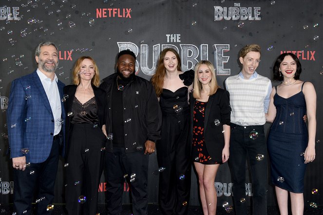 V bublině - Z akcií - "The Bubble" Photo Call at Four Seasons Hotel Los Angeles at Beverly Hills on March 05, 2022 in Los Angeles, California - Judd Apatow, Leslie Mann, Samson Kayo, Karen Gillan, Maria Bakalova, Harry Trevaldwyn, Iris Apatow