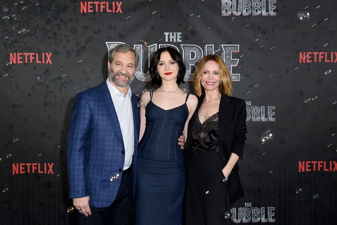 V bublině - Z akcií - "The Bubble" Photo Call at Four Seasons Hotel Los Angeles at Beverly Hills on March 05, 2022 in Los Angeles, California - Judd Apatow, Iris Apatow, Leslie Mann