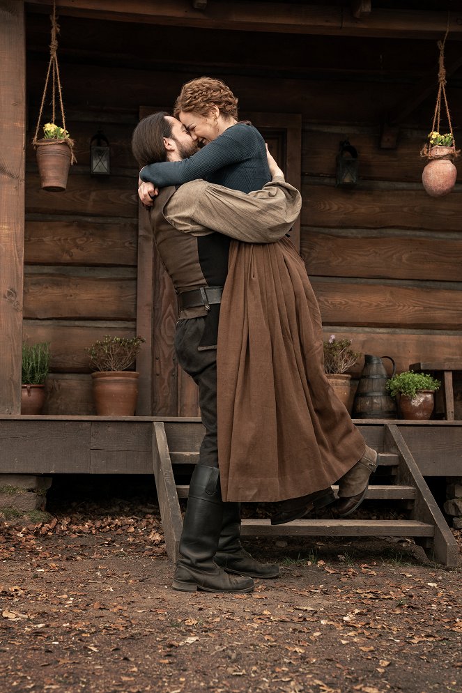 Outlander - Die Highland-Saga - Freiheit ist ein hohes Gut - Filmfotos - Richard Rankin, Sophie Skelton