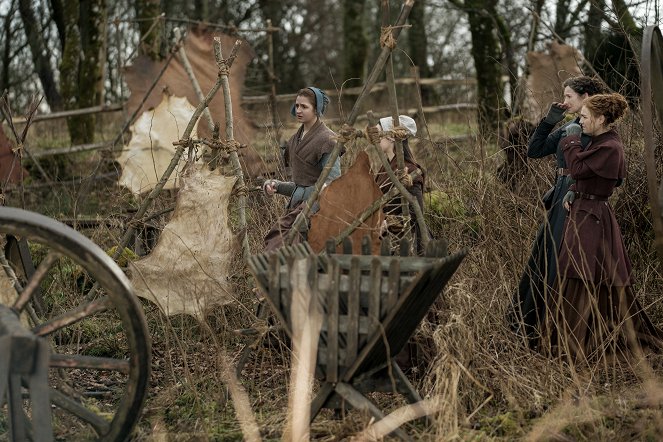 Outlander - The World Turned Upside Down - Photos - Caitlin O'Ryan, Caitríona Balfe, Sophie Skelton