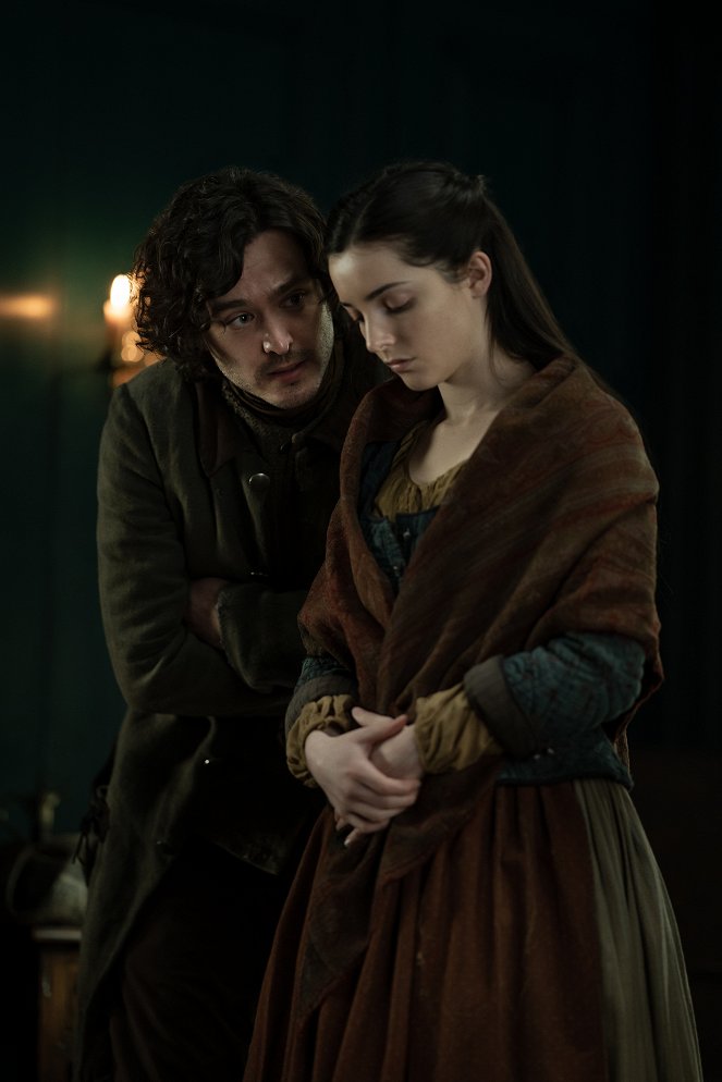 Outlander - The World Turned Upside Down - Photos - Alexander Vlahos, Jessica Reynolds