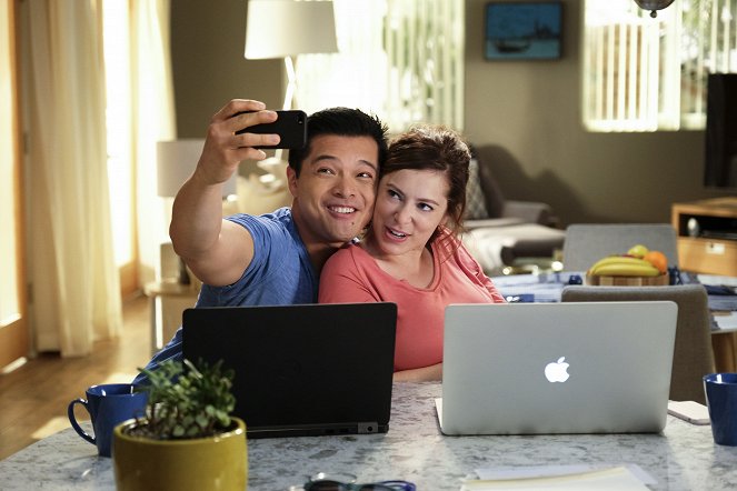 Crazy Ex-Girlfriend - Season 2 - Will Scarsdale Like Josh's Shayna Punim? - Photos