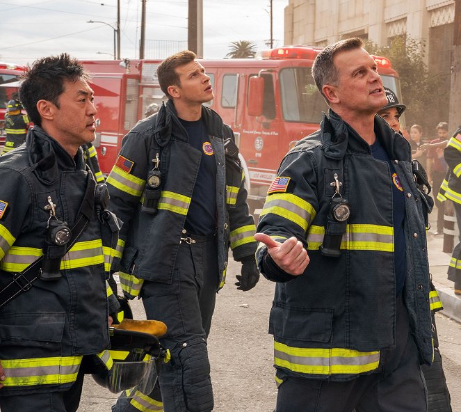 9-1-1 - Season 5 - May Day - Photos - Kenneth Choi, Oliver Stark, Peter Krause