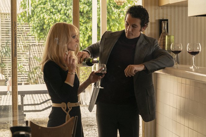 The Offer - A Seat at the Table - Photos - Juno Temple, Miles Teller