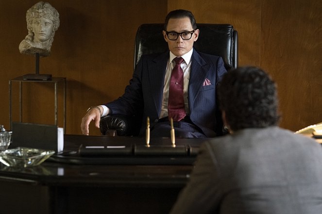 The Offer - A Seat at the Table - Filmfotos - Burn Gorman