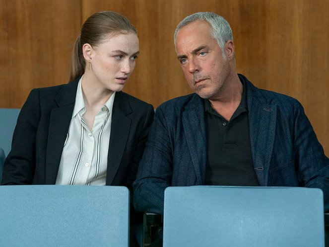 Bosch: Legacy - The Wrong Side of Goodbye - Van film - Madison Lintz, Titus Welliver