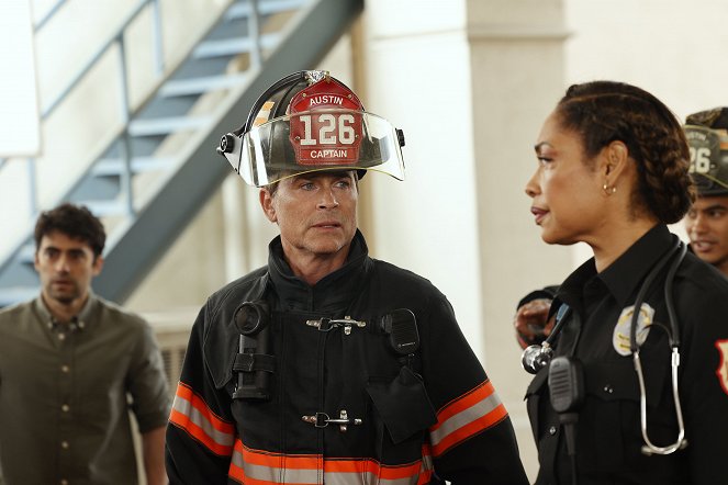 9-1-1: Lone Star - Spring Cleaning - Photos - Rob Lowe, Gina Torres