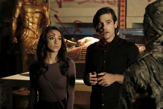 The Magicians - A Timeline and Place - Van film - Stella Maeve, Jason Ralph
