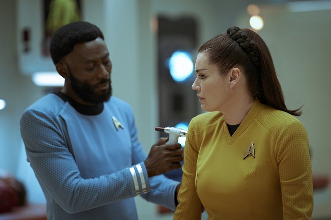 Star Trek: Strange New Worlds - Geister von Illyria - Filmfotos - Babs Olusanmokun, Rebecca Romijn
