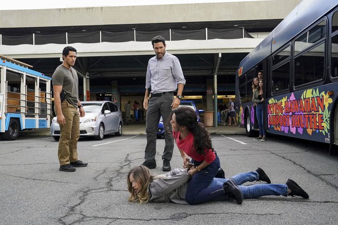 NCIS: Hawai'i - Season 1 - Switchback - Van film - Alex Tarrant, Caitlin Mehner, Noah Mills, Yasmine Al-Bustami
