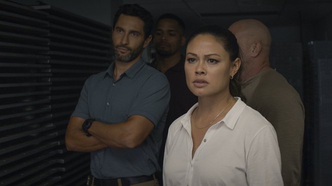 Navy CIS: Hawai'i - Season 1 - Jetzt oder nie - Filmfotos - Noah Mills, Vanessa Lachey