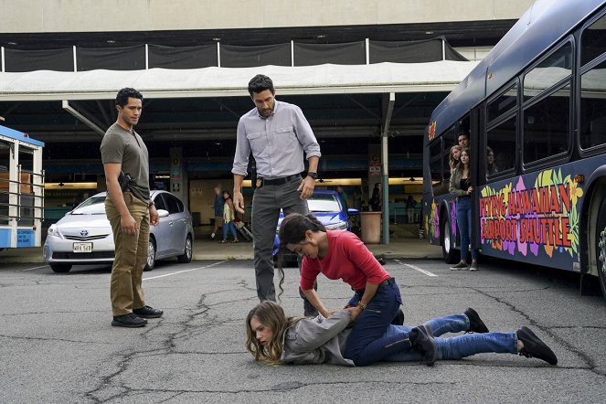 NCIS: Hawai'i - Switchback - Van film - Alex Tarrant, Caitlin Mehner, Noah Mills, Yasmine Al-Bustami