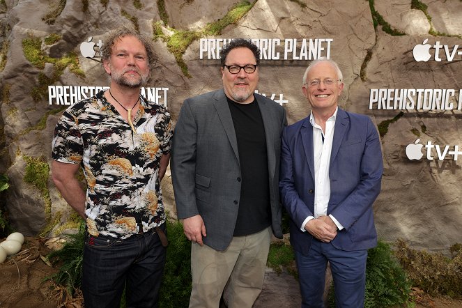 Prehistoric Planet - Evenementen - Apple’s “Prehistoric Planet” premiere screening at AMC Century City IMAX Theatre in Los Angeles, CA on May 15, 2022 - Tim Walker, Jon Favreau, Mike Gunton