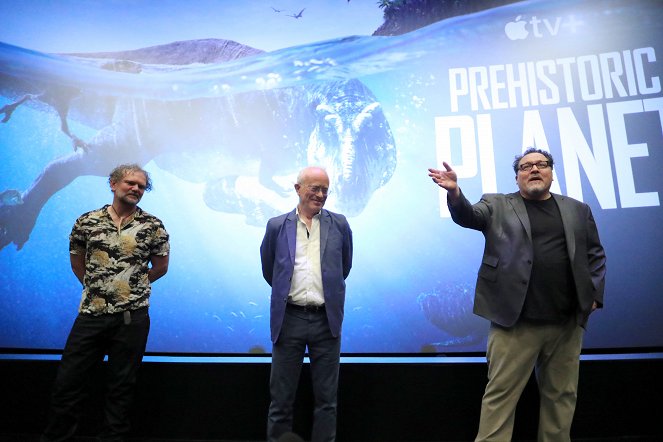 Prehistoric Planet - Evenementen - Apple’s “Prehistoric Planet” premiere screening at AMC Century City IMAX Theatre in Los Angeles, CA on May 15, 2022 - Tim Walker, Mike Gunton, Jon Favreau