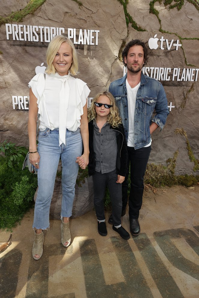 Prehistoric Planet - Events - Apple’s “Prehistoric Planet” premiere screening at AMC Century City IMAX Theatre in Los Angeles, CA on May 15, 2022 - Malin Åkerman, Jack Donnelly