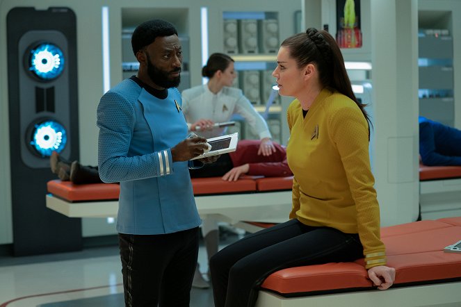 Star Trek: Strange New Worlds - Season 1 - Ghosts of Illyria - Photos - Babs Olusanmokun, Rebecca Romijn