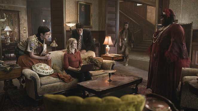 Ghosts - Season 1 - Viking Funeral - Photos - Richie Moriarty, Rose McIver, Asher Grodman, Danielle Pinnock