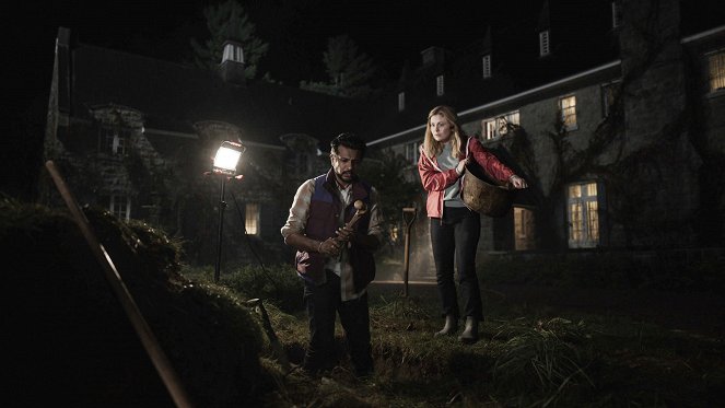 Ghosts - Season 1 - Photos - Utkarsh Ambudkar, Rose McIver