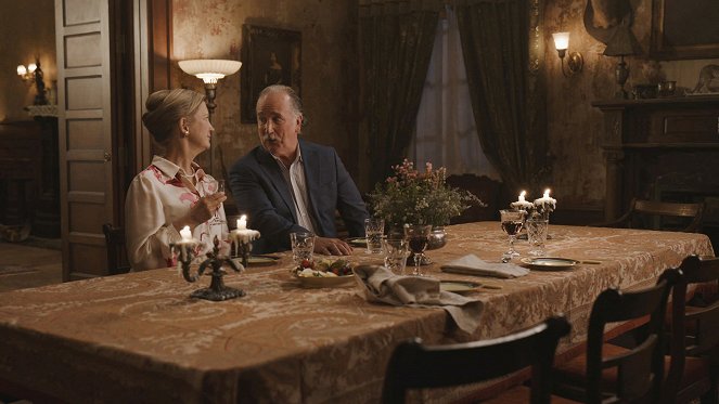 Ghosts - Dinner Party - Do filme
