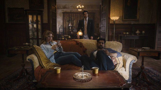 Ghosts - Season 1 - Jay's Sister - Photos - Rose McIver, Asher Grodman, Utkarsh Ambudkar