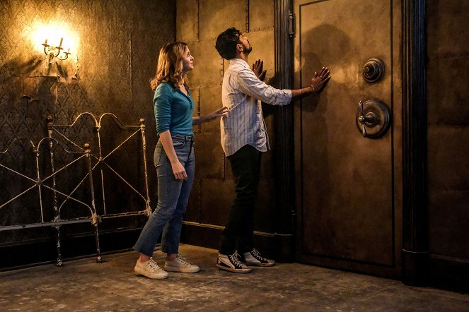 Ghosts - The Vault - Kuvat elokuvasta - Rose McIver, Utkarsh Ambudkar