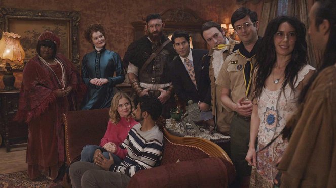 Ghosts - Season 1 - Ghostwriter - Photos - Danielle Pinnock, Rebecca Wisocky, Rose McIver, Utkarsh Ambudkar, Devan Chandler Long, Asher Grodman, Brandon Scott Jones, Richie Moriarty, Sheila Carrasco