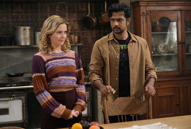 Ghosts - Trevor's Pants - Kuvat elokuvasta - Rose McIver, Utkarsh Ambudkar