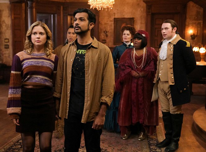 Ghosts - Season 1 - Trevor's Pants - Photos - Rose McIver, Román Zaragoza, Utkarsh Ambudkar, Rebecca Wisocky, Danielle Pinnock, Brandon Scott Jones