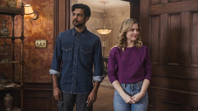 Ghosts - Season 1 - Attic Girl - Photos - Utkarsh Ambudkar, Rose McIver