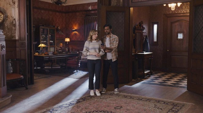 Ghosts - Season 1 - Farnsby & B - Photos - Rose McIver, Utkarsh Ambudkar