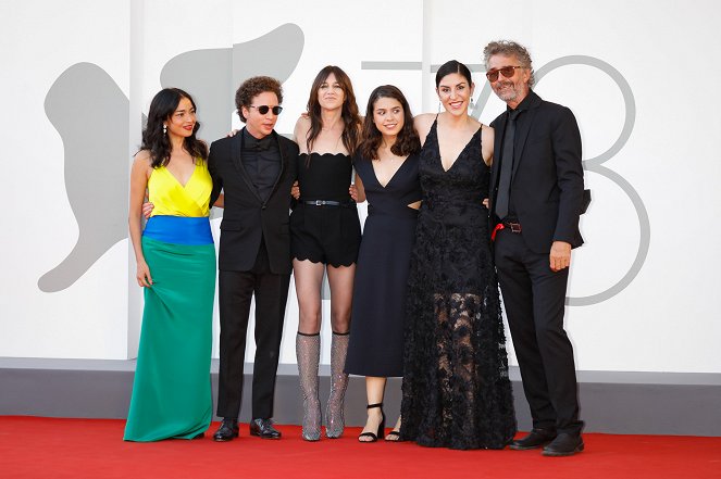 Západ slunce - Z akcí - Venice Red Carpet - Iazua Larios, Michel Franco, Charlotte Gainsbourg