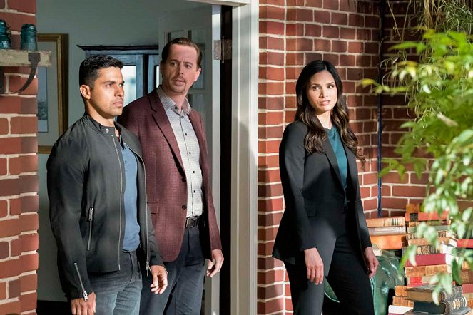 NCIS - Námorný vyšetrovací úrad - Season 19 - Poznať ich po perí - Z filmu - Wilmer Valderrama, Sean Murray, Katrina Law