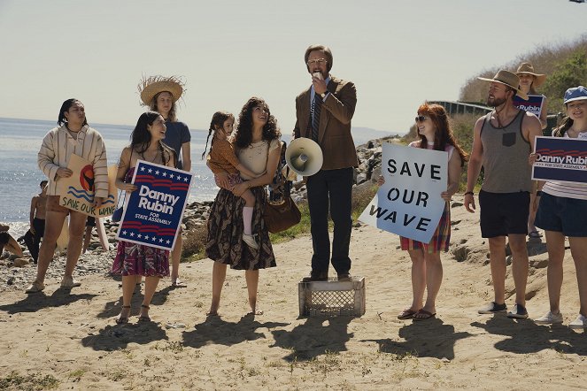 Physical - Let’s Agree to Disagree - De la película - Ashley Liao, Rose Byrne, Rory Scovel