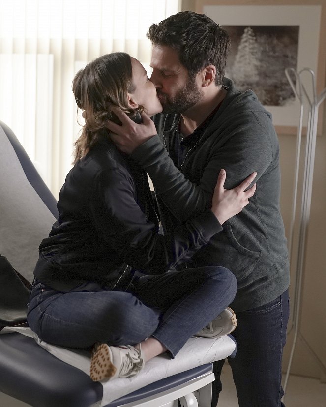 A Million Little Things - Just in Case - Photos - Allison Miller, James Roday Rodriguez