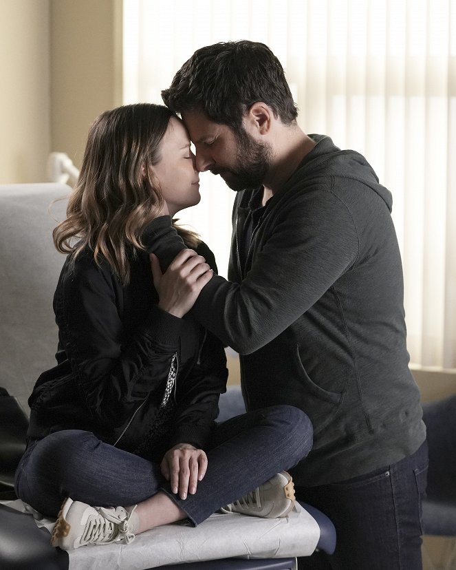 A Million Little Things - Season 4 - Just in Case - Photos - Allison Miller, James Roday Rodriguez