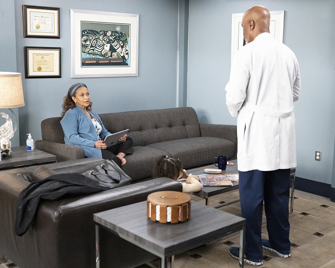 Grey's Anatomy - Season 18 - You Are the Blood - Photos - Debbie Allen, James Pickens Jr.