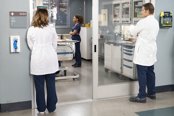 Grey's Anatomy - Season 18 - You Are the Blood - Photos - Kelly McCreary, Chris Carmack
