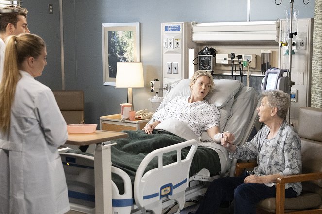 Grey's Anatomy - Season 18 - Out for Blood - Photos - Jaicy Elliot, Kristin Lehman, Sandy Martin