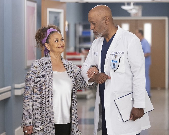 Grey's Anatomy - Season 18 - Stronger Than Hate - Photos - Debbie Allen, James Pickens Jr.