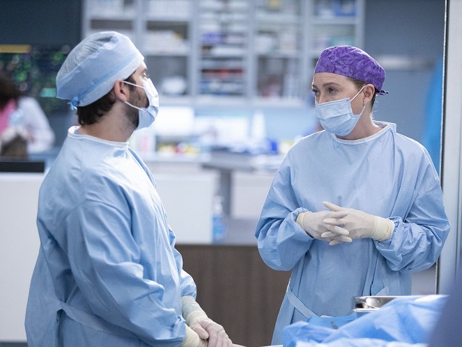 Grey's Anatomy - Stronger Than Hate - Photos - Jake Borelli, Ellen Pompeo