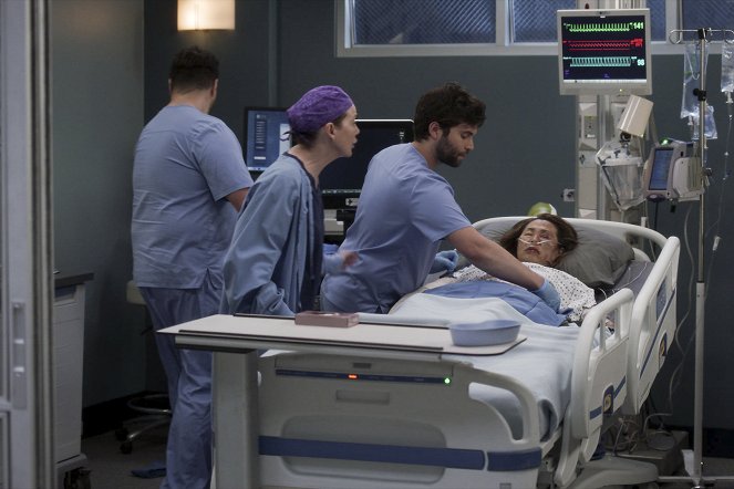 Grey's Anatomy - Stronger Than Hate - Photos - Ellen Pompeo, Jake Borelli