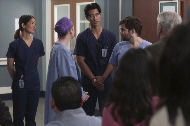 Grey's Anatomy - Season 18 - Stronger Than Hate - Photos - Alex Landi, Jake Borelli