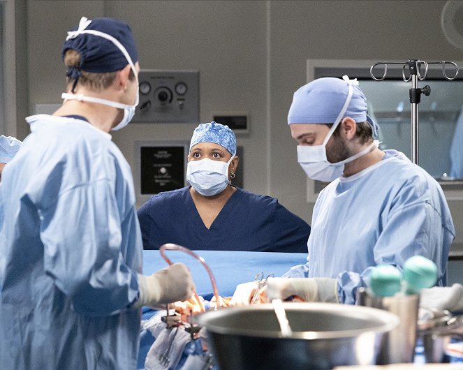 Chirurgové - Budu tě krýt - Z filmu - Chandra Wilson, Jake Borelli