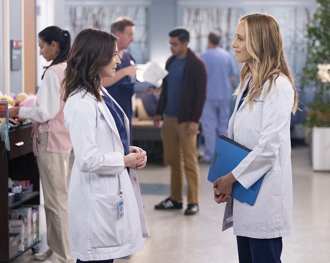Grey's Anatomy - Season 18 - I'll Cover You - Photos - Caterina Scorsone, Kim Raver