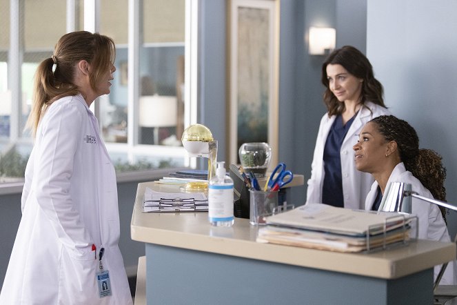 Grey's Anatomy - Should I Stay or Should I Go - Photos - Ellen Pompeo, Caterina Scorsone, Kelly McCreary